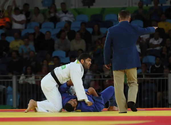 Израильская Дзюдоистка Ори Сассон (в белом) победила в матче до 100 кг с египетским Исламом Эль-Шехаби на Олимпийских играх в Рио-2016 в арене Кариока 2 — стоковое фото