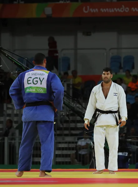 Judoka Islam egipcio El Shehaby (L) se niega a estrechar la mano con el israelí Ori Sasson después de perder hombres + 100 kg partido de los Juegos Olímpicos de Río 2016 — Foto de Stock