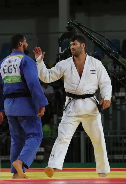 Египетская Дзюдоистка Ислам Эль-Шехаби (L) отказывается пожать руку израильтянину Ори Сассону после проигрыша матча в свыше 100 кг на Олимпийских играх в Рио-2016 — стоковое фото