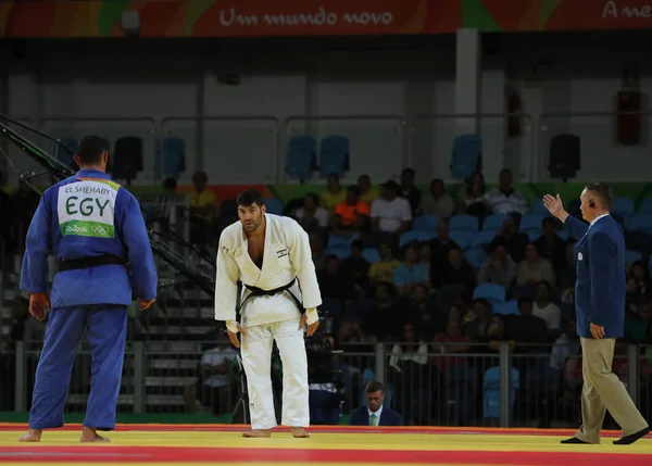 Judoka Ori Sasson (en blanco) ganó un partido de hombres + 100 kg con el Islam egipcio El Shehaby de los Juegos Olímpicos de Río 2016 en el Carioca Arena 2 — Foto de Stock