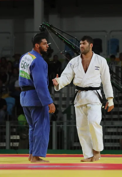 Judoka Islam egipcio El Shehaby (L) se niega a estrechar la mano con el israelí Ori Sasson después de perder hombres + 100 kg partido de los Juegos Olímpicos de Río 2016 — Foto de Stock