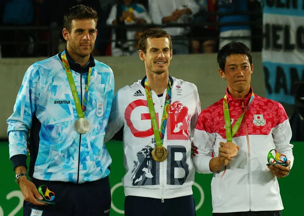 Juan Martin Del Porto ARG (L), campeón olímpico Andy Murray GBR y Kei Nishikori JPN durante la ceremonia de medalla de los Juegos Olímpicos de Río 2016 — Foto de Stock