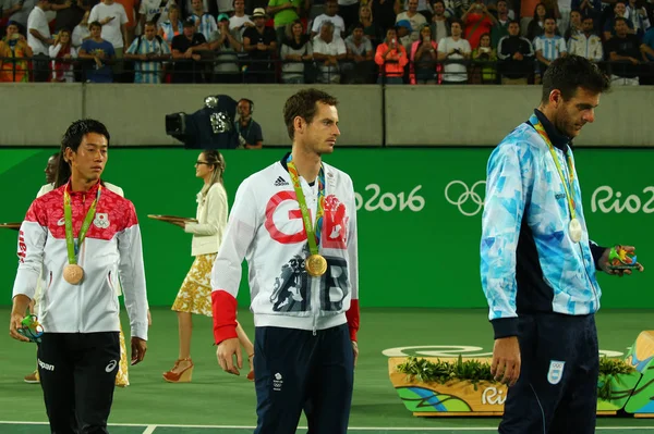 :Kei Nishikori JPN (L), olympisk mester Andy Murray GBR og Juan Martin Del Porto ARG under tennismennenes singleutdeling under Sommer-OL 2016. – stockfoto