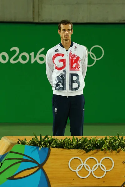 Campeón olímpico Andy Murray de Gran Bretaña durante la ceremonia de medalla individual de tenis masculino de los Juegos Olímpicos de Río 2016 en el Centro Olímpico de Tenis — Foto de Stock