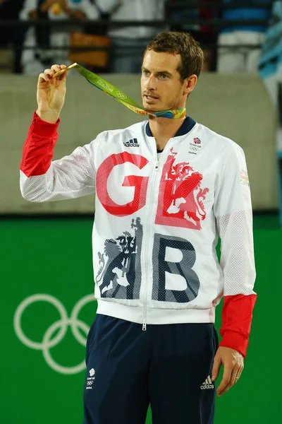 Campeón olímpico Andy Murray de Gran Bretaña durante la ceremonia de medalla individual de tenis masculino de los Juegos Olímpicos de Río 2016 en el Centro Olímpico de Tenis — Foto de Stock