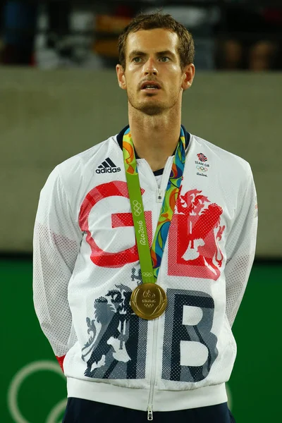 Campeón olímpico Andy Murray de Gran Bretaña durante la ceremonia de medalla individual de tenis masculino de los Juegos Olímpicos de Río 2016 en el Centro Olímpico de Tenis — Foto de Stock