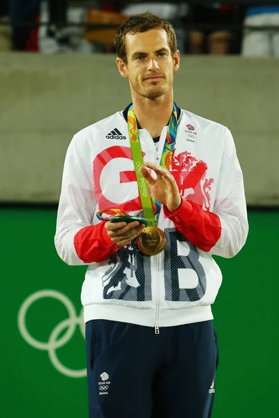 Campeón olímpico Andy Murray de Gran Bretaña durante la ceremonia de medalla individual de tenis masculino de los Juegos Olímpicos de Río 2016 en el Centro Olímpico de Tenis — Foto de Stock