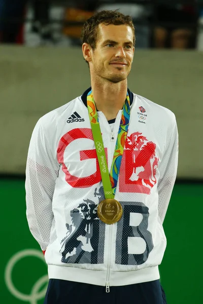 Campeón olímpico Andy Murray de Gran Bretaña durante la ceremonia de medalla individual de tenis masculino de los Juegos Olímpicos de Río 2016 en el Centro Olímpico de Tenis — Foto de Stock