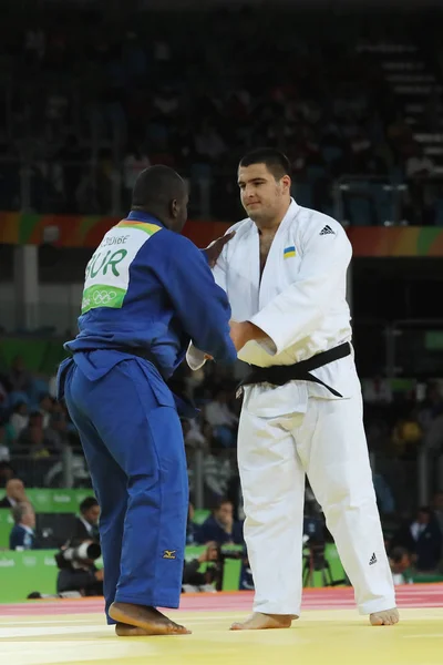 Judoka ucraniano Iakiv Khammo (en blanco) en acción con Rachid Sidibe de Burkina Faso durante el partido de hombres + 100 kg de los Juegos Olímpicos de Río 2016 — Foto de Stock