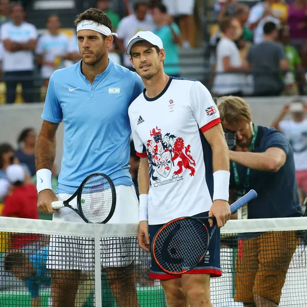 Juan Martin Del Porto van Argentinië (L) en Andy Murray van Groot-Brittannië voor mannen enkelspel finale van de Rio 2016 Olympische spelen op het Olympisch tenniscentrum — Stockfoto