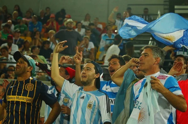 Les supporters argentins soutiennent le champion du Grand Chelem Juan Martin Del Potro d'Argentine lors de la finale de tennis simple masculin des Jeux Olympiques de Rio 2016 — Photo