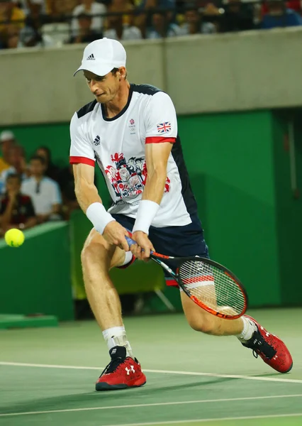 Olympisk mästare Andy Murray av Storbritannien i aktion under herrarnas singel finalen av OS Rio 2016 — Stockfoto