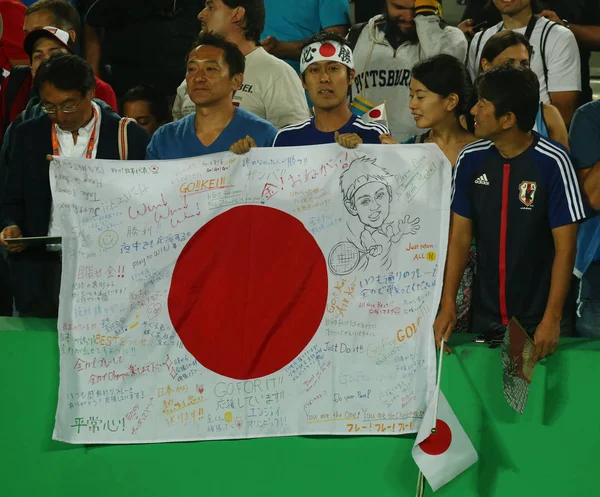 Fãs japoneses apoiam Kei Nishikori do Japão durante cerimônia de medalha de tênis individual masculina dos Jogos Olímpicos Rio 2016 — Fotografia de Stock
