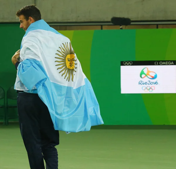 Madalya töreni Rio 2016 Olimpiyat Oyunları, Olympic Tennis Centre'gümüş madalya Juan Martin Del Potro Arjantin sırasında tenis erkekler tekler — Stok fotoğraf
