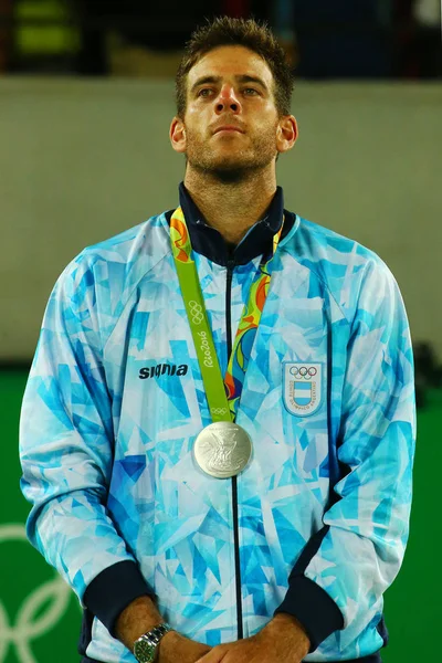 Sølvmedaljevinner Juan Martin Del Potro fra Argentina under tennismennenes singleseremoni under Rio 2016 Olympic Tennis Centre – stockfoto