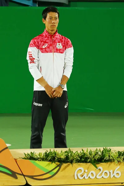 Médaillé de bronze Kei Nishikori du Japon lors de la cérémonie de remise des médailles de tennis simple masculin aux Jeux Olympiques de Rio 2016 au Centre Olympique de Tennis — Photo