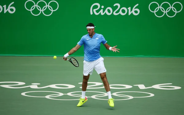 Campeón del Grand Slam Juan Martin Del Potro de Argentina en acción durante su partido de cuartos de final de los Juegos Olímpicos de Río 2016 en el Centro Olímpico de Tenis — Foto de Stock