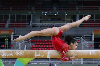 Olimpiyat Şampiyonu Laurie Hernandez Amerika Birleşik Devletleri uygulamaları üzerinde denge aleti daha önce kadın tüm-çevrede jimnastik Rio 2016 Olimpiyatları