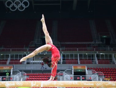 Olimpiyat Şampiyonu Laurie Hernandez Amerika Birleşik Devletleri uygulamaları üzerinde denge aleti daha önce kadın tüm-çevrede jimnastik Rio 2016 Olimpiyatları