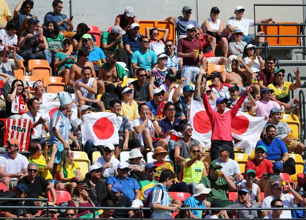 Japońscy fani obsługują Kei Nishikori Japonii podczas mężczyzn singli tenis mecz półfinału w Rio 2016 Igrzysk Olimpijskich w olimpijskim centrum tenisowe — Zdjęcie stockowe