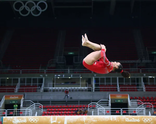 Olympijský vítěz Laurie Hernandez praxe Spojených států na kladině před žen víceboji gymnastika na olympijské hry Rio 2016 — Stock fotografie