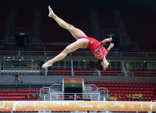 Olympiasiegerin Laurie Hernandez aus den Vereinigten Staaten übt vor dem Mehrkampf der Frauen bei den Olympischen Spielen 2016 in Rio am Schwebebalken — Stockfoto