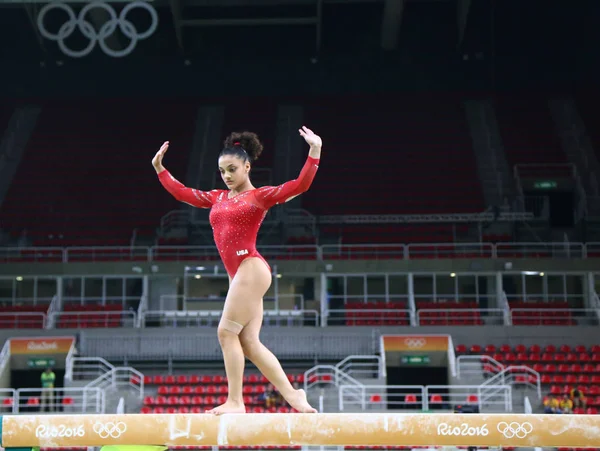 Ολυμπιονίκης Laurie Hernandez Ηνωμένες Πολιτείες πρακτικών σχετικά με την ακτίνα ισορροπίας πριν all-around γυμναστική γυναικών στους Ολυμπιακούς Αγώνες Ρίο 2016 — Φωτογραφία Αρχείου
