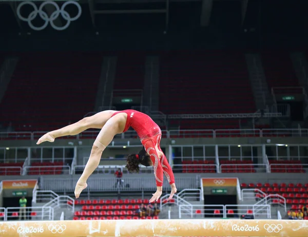 Olympiasiegerin Laurie Hernandez aus den Vereinigten Staaten übt vor dem Mehrkampf der Frauen bei den Olympischen Spielen 2016 in Rio am Schwebebalken — Stockfoto