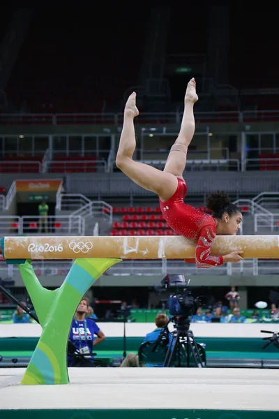 La campeona olímpica Laurie Hernández de Estados Unidos practica en la barra de equilibrio antes de la gimnasia femenina en los Juegos Olímpicos de Río 2016 — Foto de Stock
