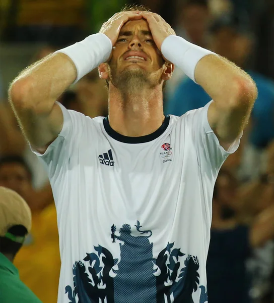 Juara Olimpiade Andy Murray dari Britania Raya merayakan kemenangan setelah final tunggal putra dari Olimpiade Rio 2016 di Olympic Tennis Centre Stok Gambar