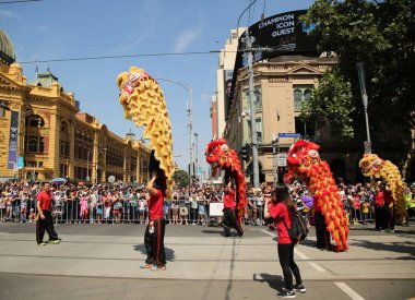 Melbourne Avustralya günü geçit töreni sırasında yürüyen katılımcılar