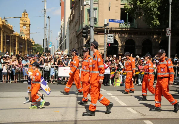 Participantes marchando durante o Desfile do Dia da Austrália em Melbourne — Fotografia de Stock