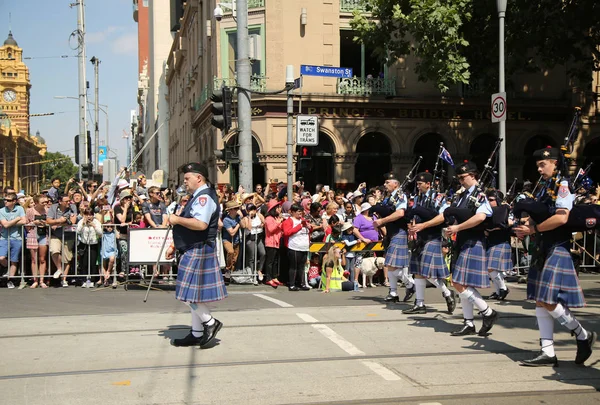 Participantes marchando durante o Desfile do Dia da Austrália em Melbourne — Fotografia de Stock