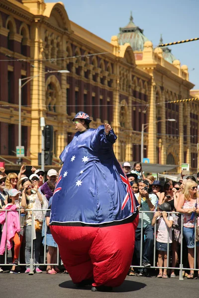 Participantes marchando durante el Desfile del Día de Australia en Melbourne — Foto de Stock