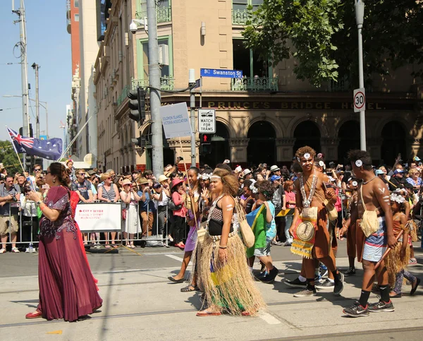 Solomon islands victoria vereinsmitglieder marschieren während der australia day parade in melbourne — Stockfoto