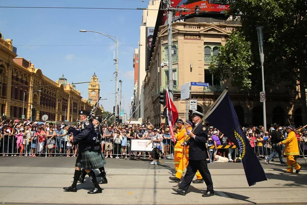 Participantes marchando durante o Desfile do Dia da Austrália em Melbourne — Fotografia de Stock