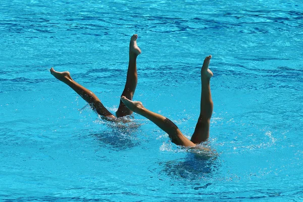 Synchroonzwemmen duet tijdens competitie — Stockfoto