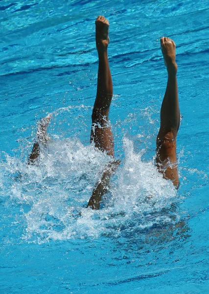 Synchroonzwemmen duet tijdens competitie — Stockfoto