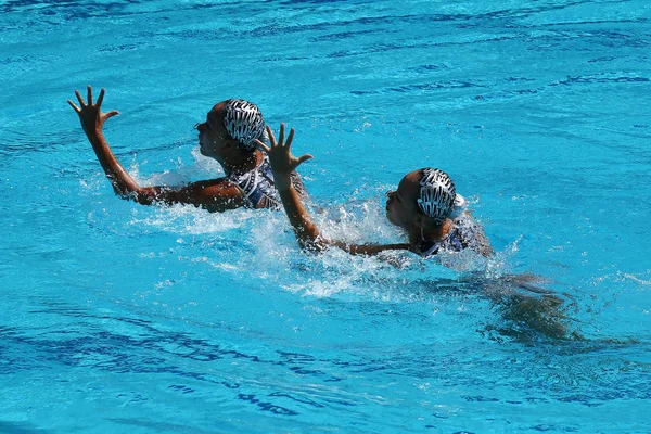 Huang Xuechen y Sun Wenyan del equipo de China compiten durante los duetos de natación sincronizados de rutina libre preliminar de los Juegos Olímpicos de Río 2016 —  Fotos de Stock