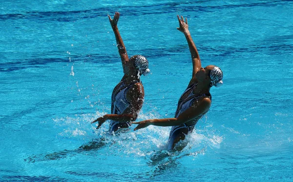 Huang Xuechen y Sun Wenyan del equipo de China compiten durante los duetos de natación sincronizados de rutina libre preliminar de los Juegos Olímpicos de Río 2016 — Foto de Stock