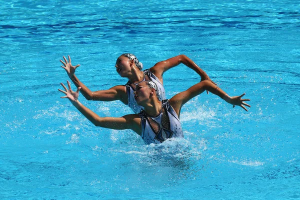Huang Xuechen a Sun Wenyan týmu Čína soupeří v synchronizovaném plavání duety zdarma rutinní předběžné olympijské hry Rio 2016 — Stock fotografie