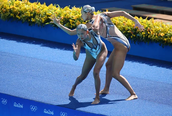 Huang Xuechen og Sun Wenyan fra Team China konkurrerer under synkroniserte svømmeduetter gratis rutinemessige forberedelser til Sommer-OL 2016 i Rio – stockfoto