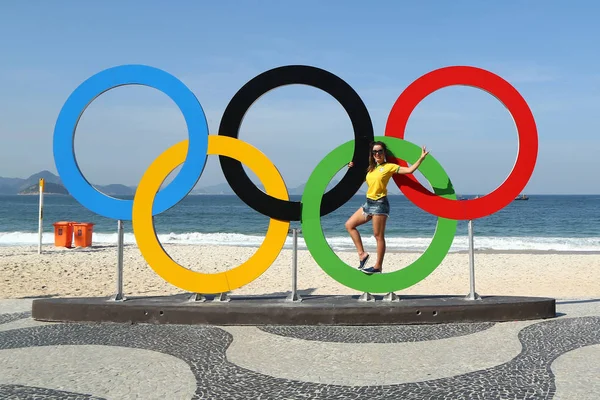 Brasilianischer Tourist fotografiert olympische Ringe am Copacabana-Strand in Rio de Janeiro — Stockfoto