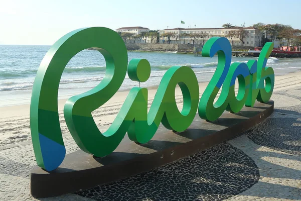 Rio 2016 tecken på stranden Copacabana i Rio de Janeiro — Stockfoto