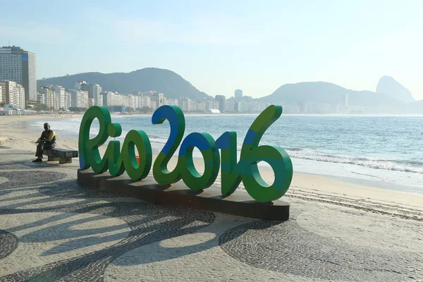 Rio 2016 sign at Copacabana Beach in Rio de Janeiro — Stock Photo, Image