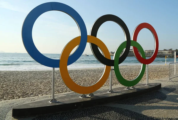 Anillos Olímpicos en la playa de Copacabana en Río de Janeiro — Foto de Stock