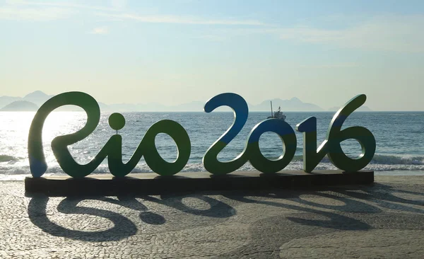 Značka Rio 2016 na pláži Copacabana v Rio de Janeiru — Stock fotografie