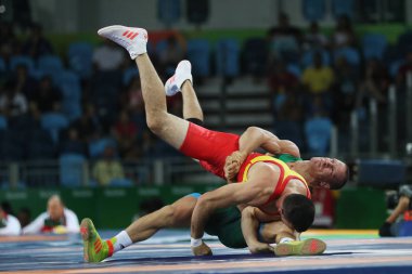Güreşçi Peter Başçı Macaristan'da (yeşil) ve Carlos Andres Munoz Jaramillo Columbia erkekler Greko-Romen 75 kg yeterlilik Rio 2016 Olimpiyatları sırasında