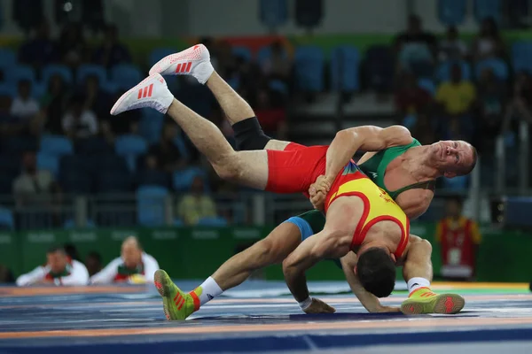 Güreşçi Peter Başçı Macaristan'da (yeşil) ve Carlos Andres Munoz Jaramillo Columbia erkekler Greko-Romen 75 kg yeterlilik Rio 2016 Olimpiyatları sırasında
