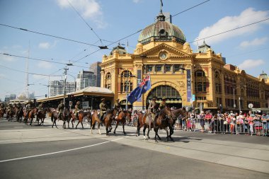Melbourne Avustralya günü geçit töreni sırasında yürüyen katılımcılar